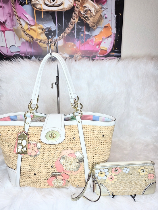 Coach Handbags - Coach Hamptons LE 2pcs Straw Flower Tote & Wristlet Set Coral Appliqué Floral